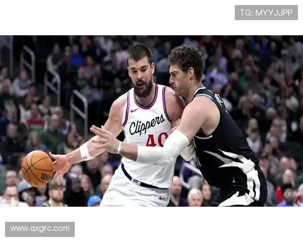 快船训练营首日祖巴茨与洛佩斯亲密互动击掌致意瞬间引发关注